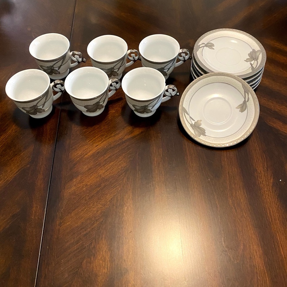 Elegant Floral Tea Set - White and Gray